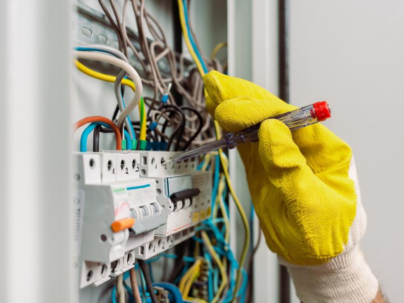 Why You Need an Electrical Company That Offers 24/7 Emergency Services